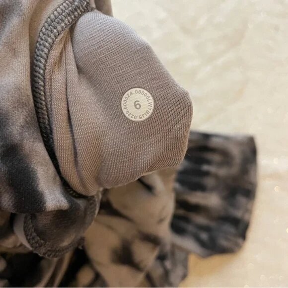 Lululemon Align Super High Rise Short 10" Game Day Grey Tie Dye - Picture 3 of 5